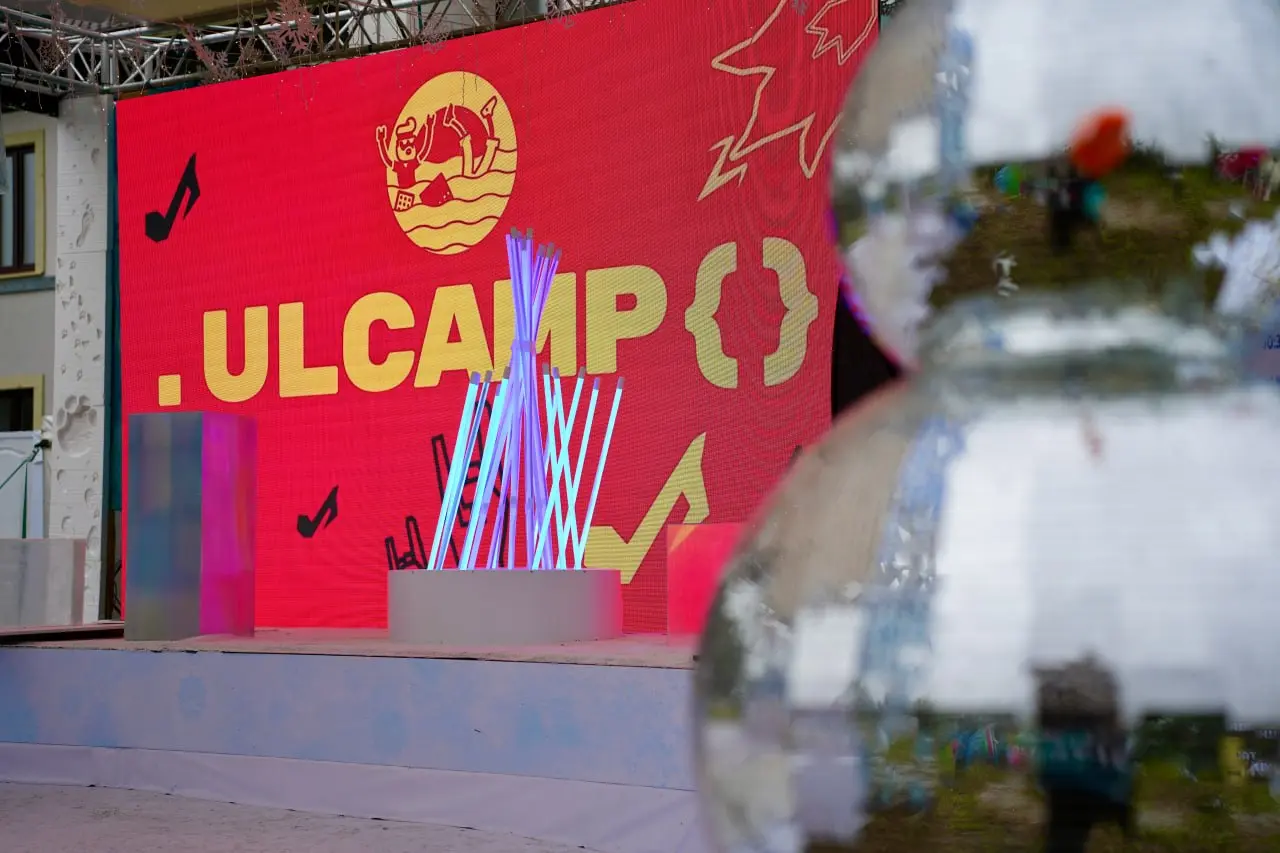 ❄️ ULCAMP начинается — и мы привезли в Ульяновск зиму среди лета (и, кажется, получился лето-зима-осень-апокалипсис)
С 17 по 19 июля ищите шатер Postgres Professional в эко-парке «Русский берег» | Сетка — социальная сеть от hh.ru