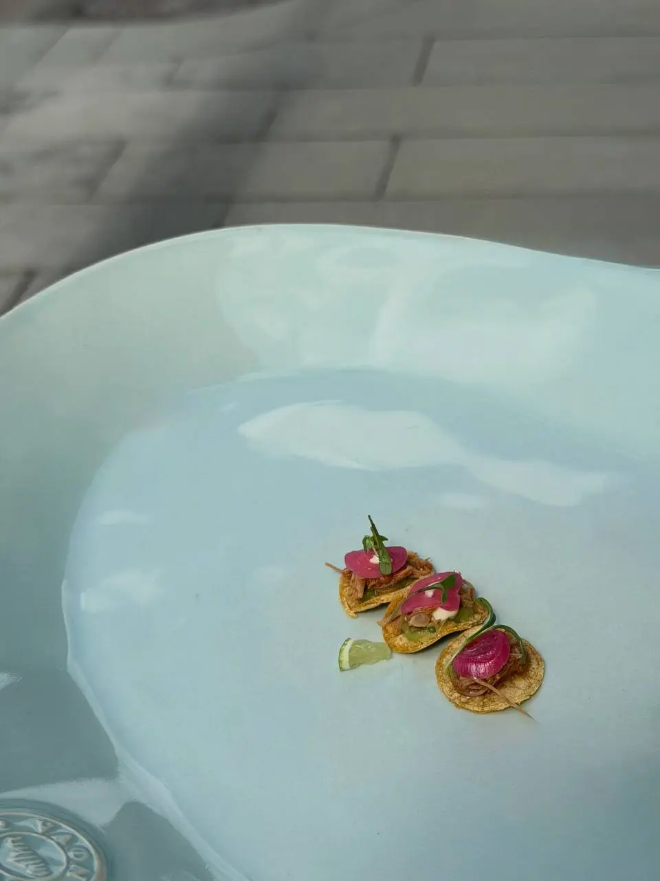 Эксперимент от Sangre Fresca 🌮
Когда тако уменьшилось, а аппетит — нет😋
Подача — на посуде Roomers.
roomerspro.com | Сетка — социальная сеть от hh.ru
