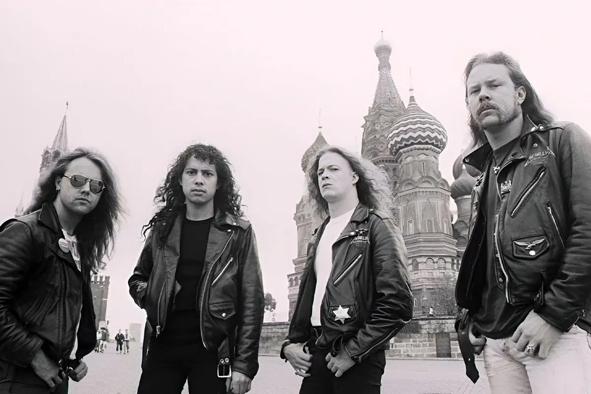 18 июля — День Metallica в России 🎸🇷🇺.
Именно в этот день группа Metallica впервые за 16 лет приехала в Москву в 2007 году, а год спустя впервые выступила в Санкт-Петербурге 🎤🏙️ | Сетка — социальная сеть от hh.ru