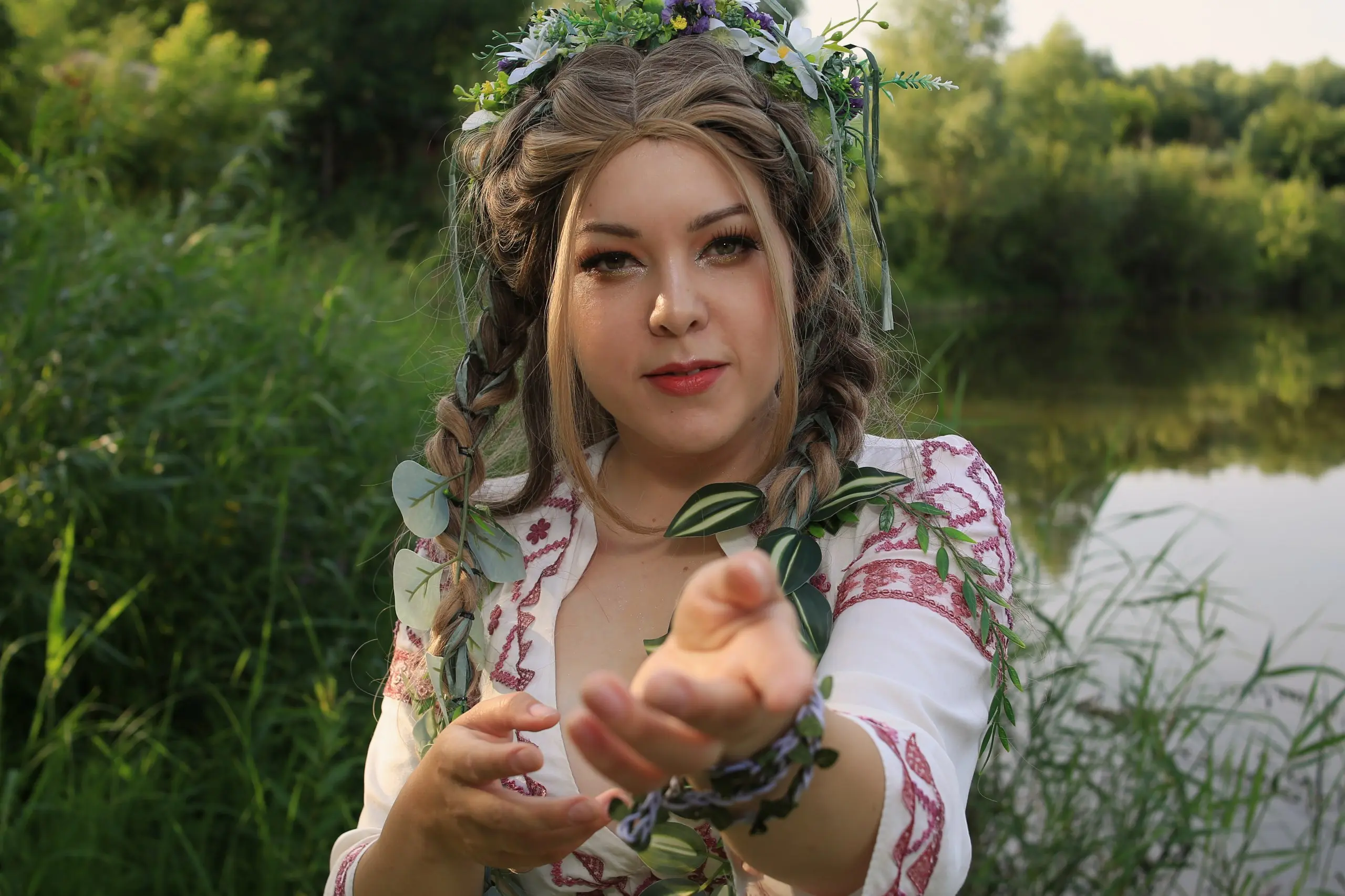 Красоту летнюю да яркую вам принесла - с @zozacos снова творили сказку.
Планировали несколько кадров в воде, но спуск оказался илистым и грязным, поэтому, все у берега гуляли, но все равно красиво мне | Сетка — социальная сеть от hh.ru