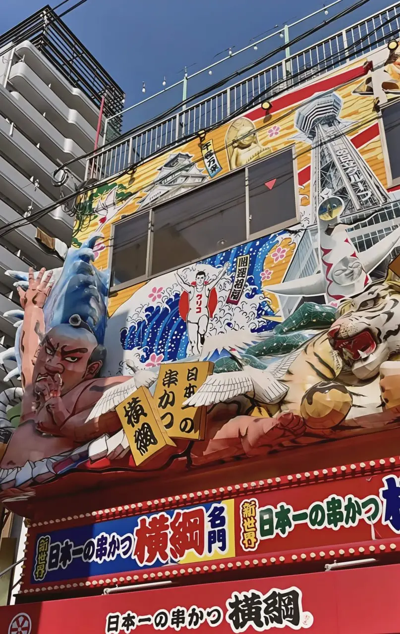 Улица #dotonbori в Осаке славится не только едой, но и своей безумной атмосферой 🦀🏃‍♂️
Здесь всего немного слишком: слишком много света, вывесок, запахов, голосов и движения | Сетка — социальная сеть от hh.ru