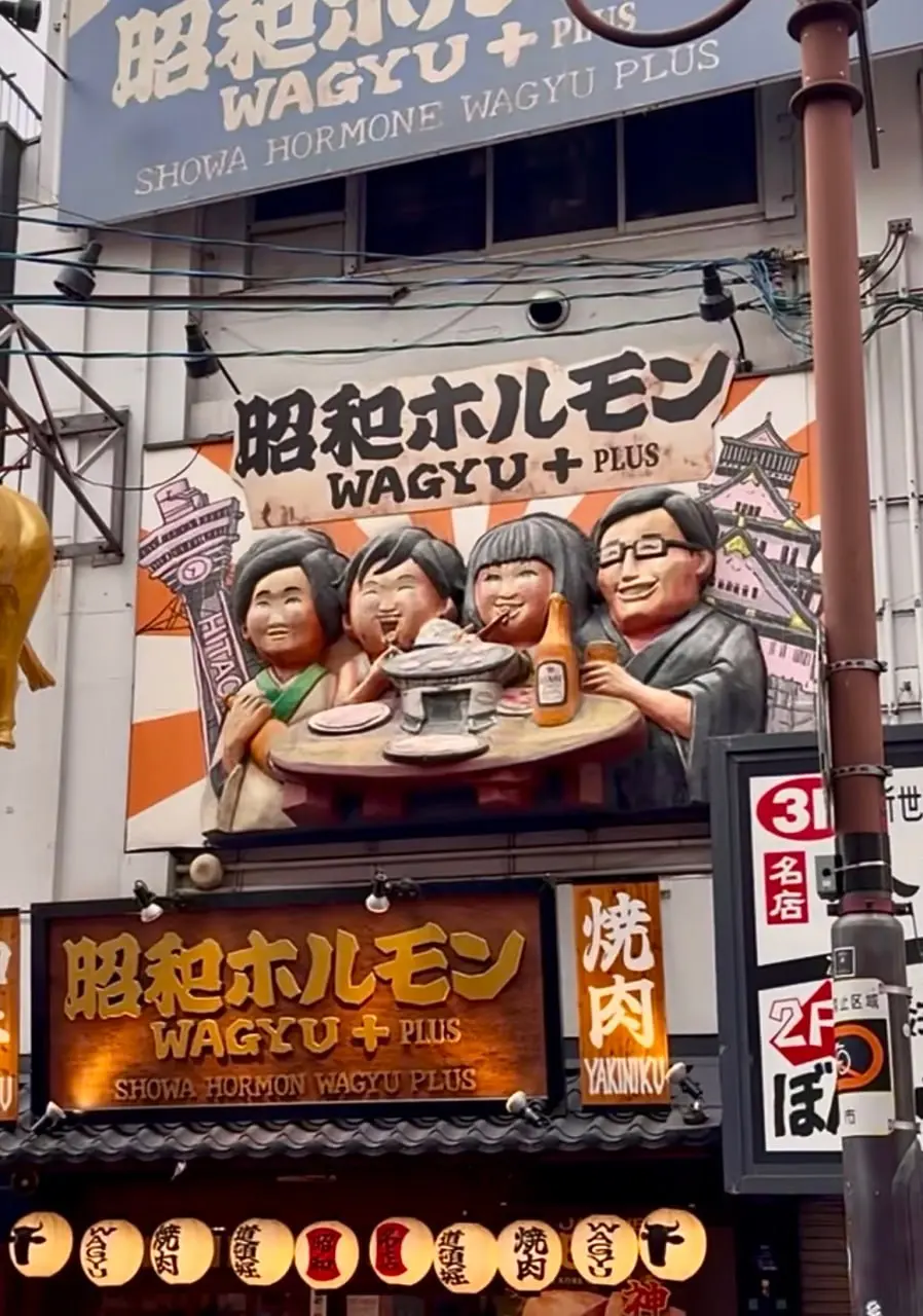 Улица #dotonbori в Осаке славится не только едой, но и своей безумной атмосферой 🦀🏃‍♂️
Здесь всего немного слишком: слишком много света, вывесок, запахов, голосов и движения | Сетка — социальная сеть от hh.ru