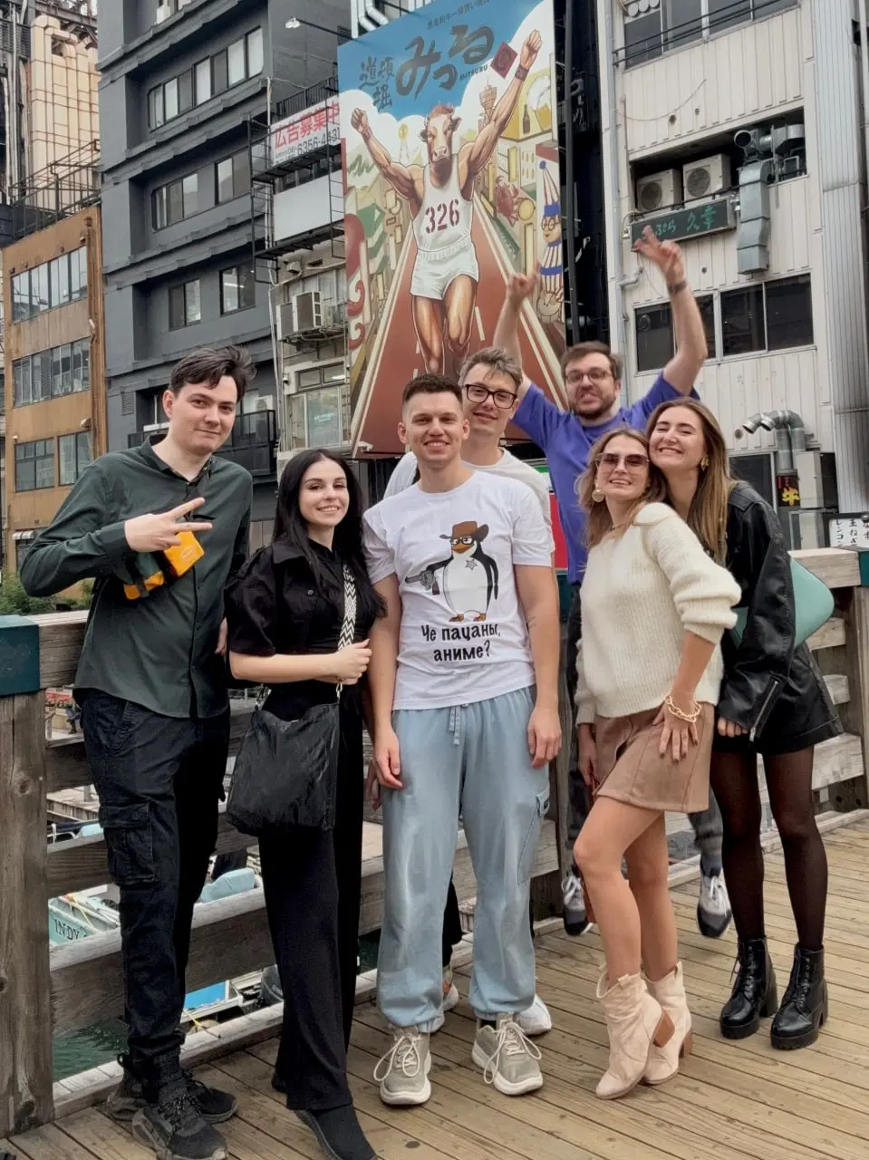 Улица #dotonbori в Осаке славится не только едой, но и своей безумной атмосферой 🦀🏃‍♂️
Здесь всего немного слишком: слишком много света, вывесок, запахов, голосов и движения | Сетка — социальная сеть от hh.ru