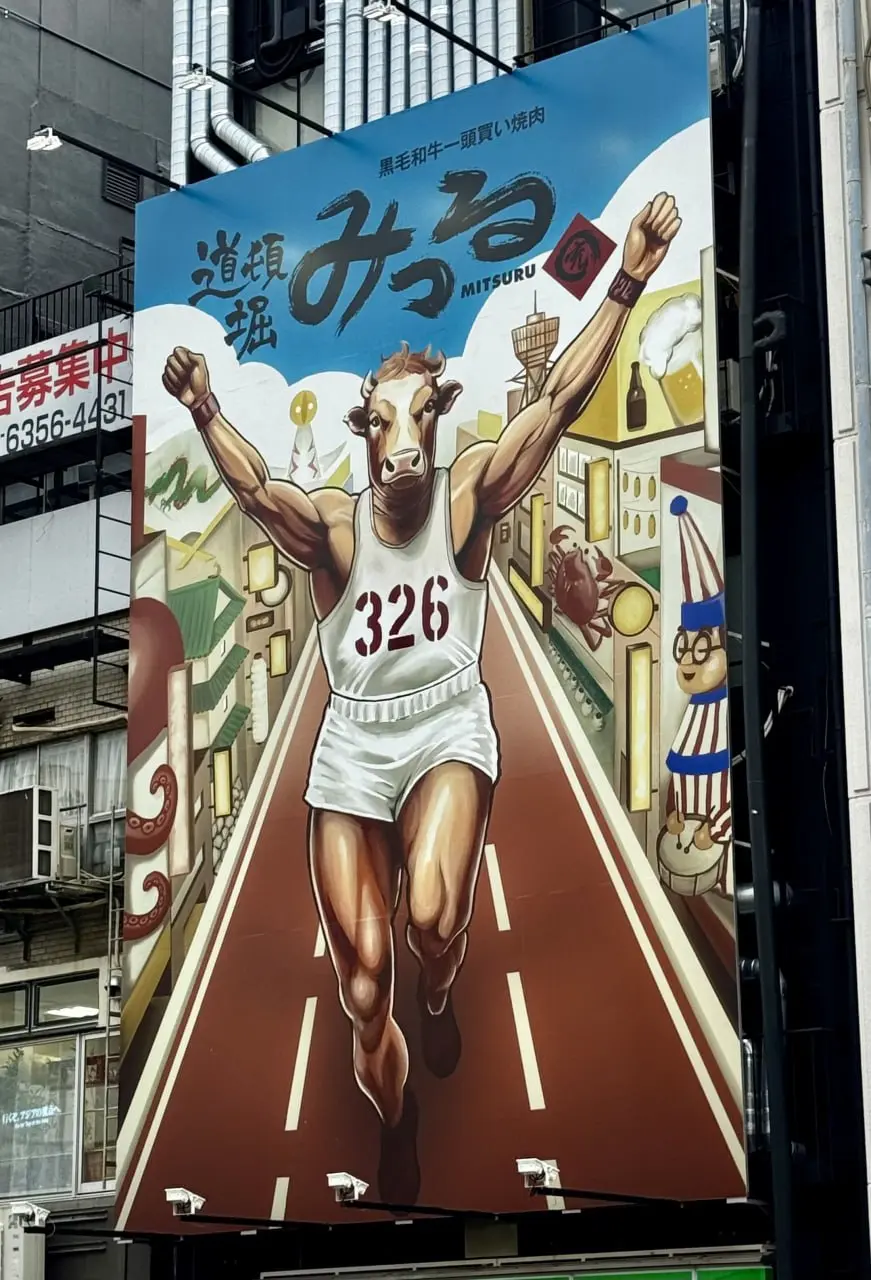 Улица #dotonbori в Осаке славится не только едой, но и своей безумной атмосферой 🦀🏃‍♂️
Здесь всего немного слишком: слишком много света, вывесок, запахов, голосов и движения | Сетка — социальная сеть от hh.ru