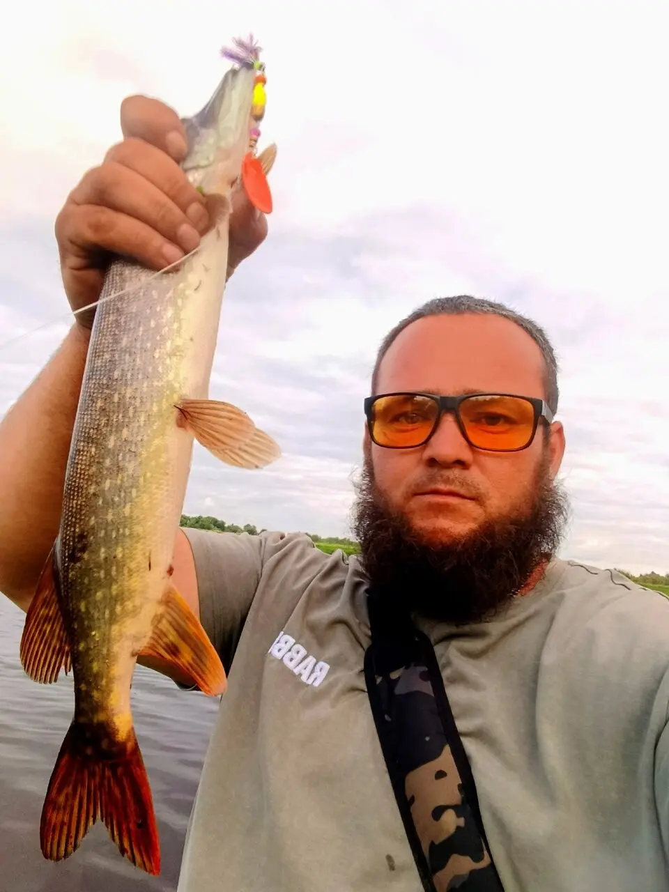 На днях удалось обкатать на рыбалке 🎣очки👓 от компании KIMOTO с жёлтыми линзами. До этого только в машине их надевал, а на рыбалку всë с синими линзами ездил | Сетка — социальная сеть от hh.ru