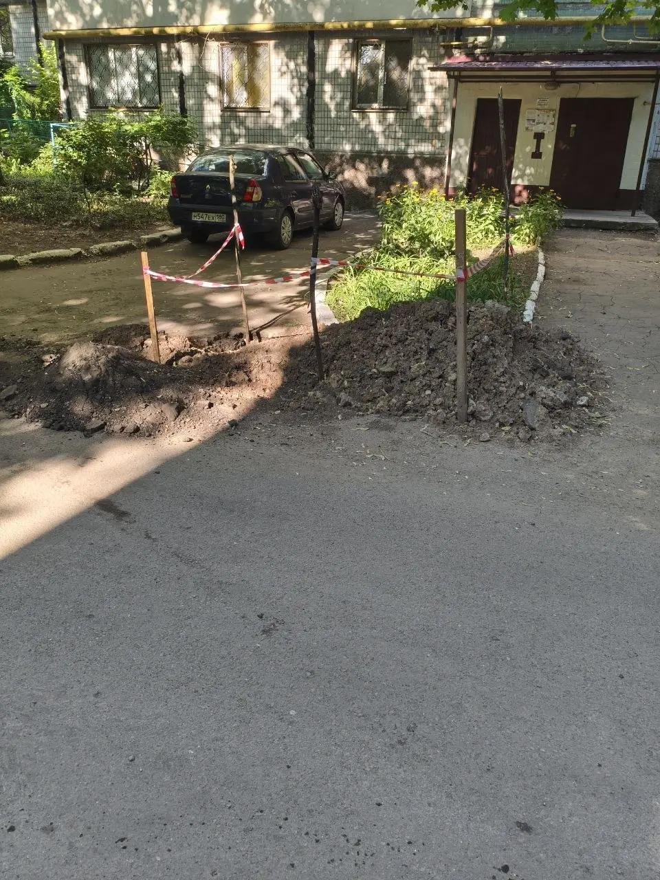 Университетская д.116 напротив первого подъезда устраняли порыв воды.Земля размывается дождем.Людям неудобно ходить по грязи. | Сетка — социальная сеть от hh.ru
