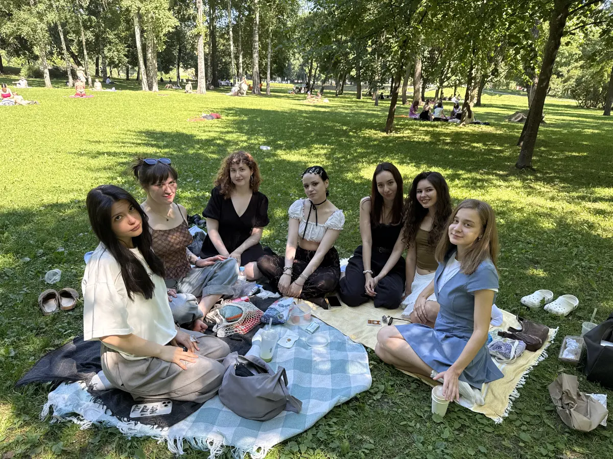 18/07/2026 [Питер]
Друзья, спасибо всем, кто пришел, очень душевный пикник вышел 🫂
Обсудили:
— рынок работы [хедхантер]
— мошенники в чатах вакансий
— тестовые задания
— бердвотчинг
— домашних животны... | Сетка — социальная сеть от hh.ru