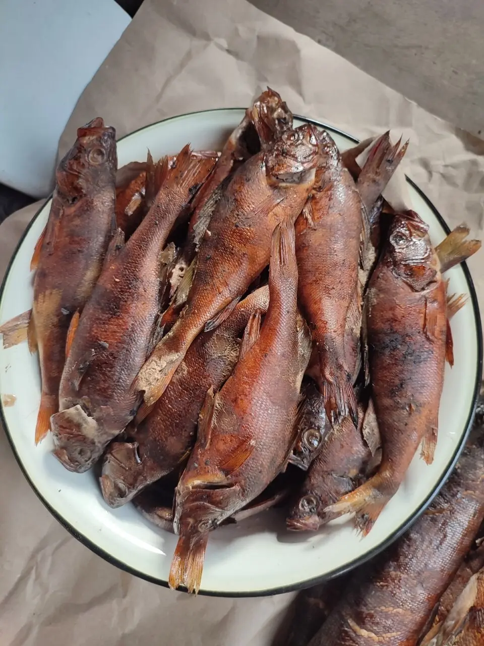 Сегодня выходной, поэтому чуть вкусной рыбки в ленту ;)
Накормил своих, все довольны, сказали лови, копти ещё :))
Придётся выполнять :))
Рыбниковы рыбу любят :))
Да и мне удовольствие ;)
Всем хороших ... | Сетка — социальная сеть от hh.ru