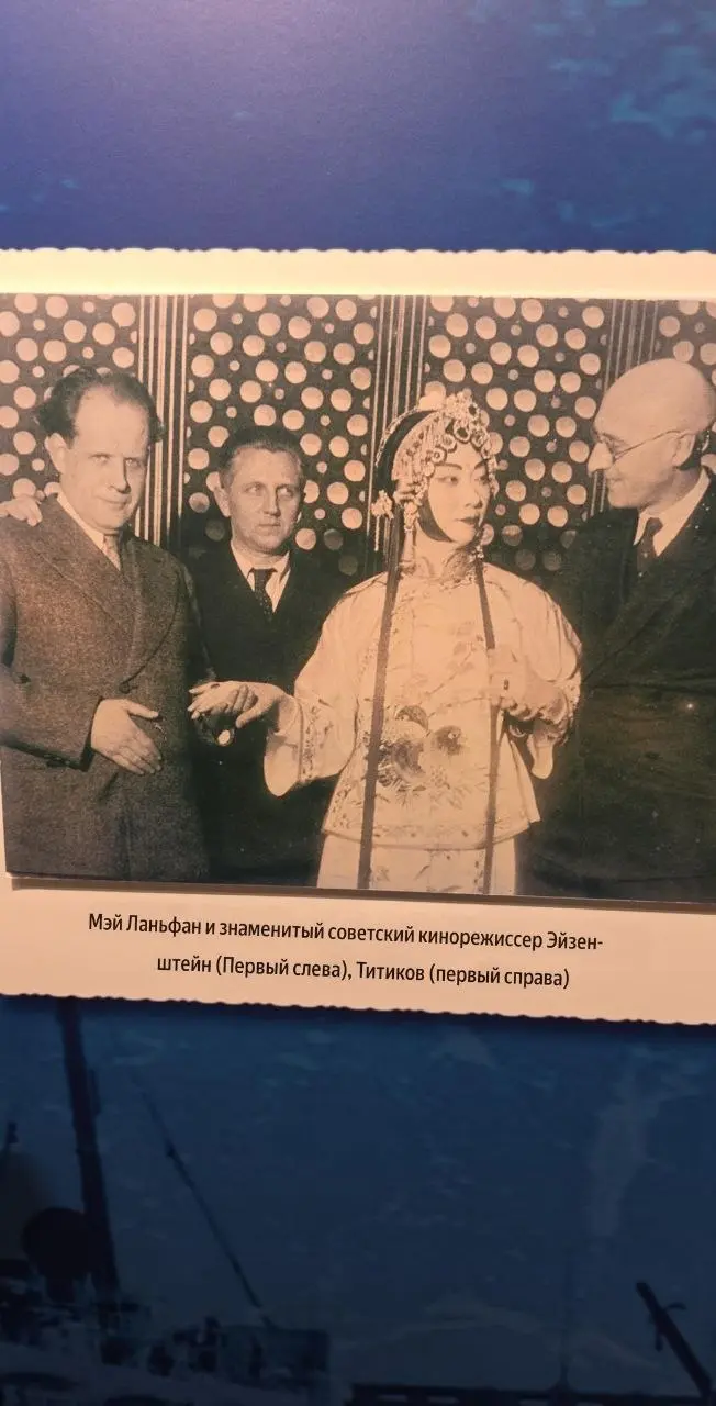Достопримечательные выходные в Пекине. Часть 2.
Меня привели к китайскому дедуле и нескольким туристам. Переводчик у меня включен и ловит всю речь вокруг | Сетка — социальная сеть от hh.ru