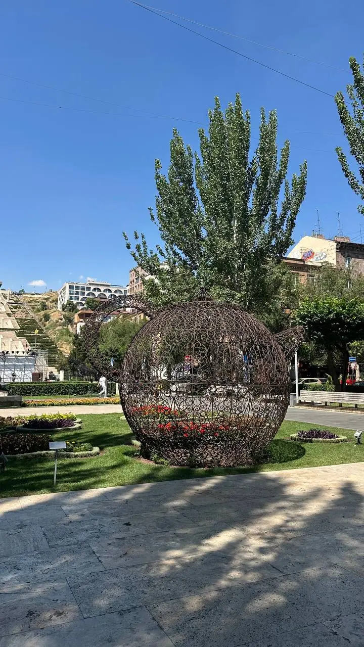 Всем привет из солнечного Еревана 👋🏻
Спамить отпускными фотками и не буду, но по возвращению домой обязательно сделаю пост или подкаст про мои впечатления от города и окрестностей | Сетка — социальная сеть от hh.ru