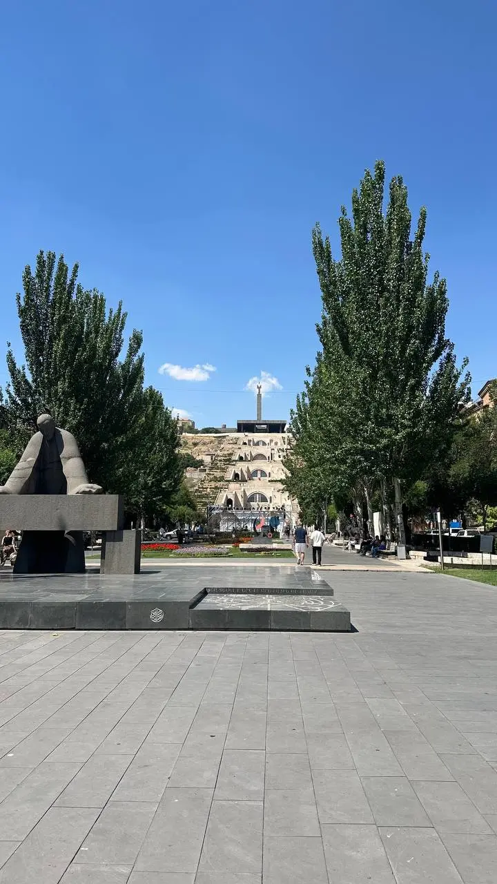 Всем привет из солнечного Еревана 👋🏻
Спамить отпускными фотками и не буду, но по возвращению домой обязательно сделаю пост или подкаст про мои впечатления от города и окрестностей | Сетка — социальная сеть от hh.ru