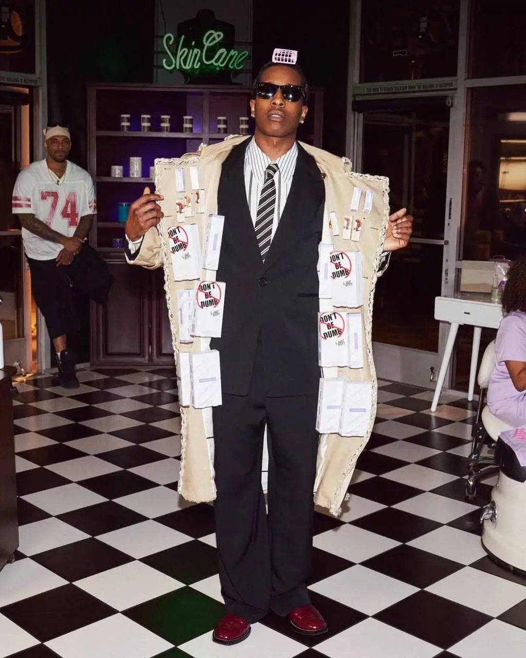 DON’T BE DUMB, USE FENTY SKIN
Когда A$AP Rocky снимает кампанию для бренда Rihanna, получается не просто реклама, а полноценный визуальный стейтмент | Сетка — социальная сеть от hh.ru