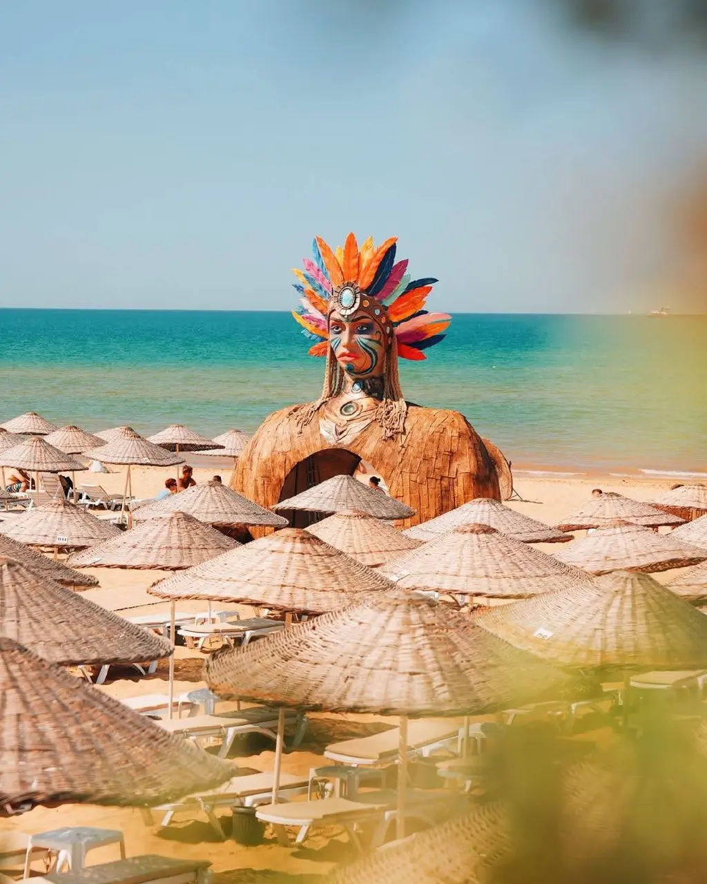 Самый атмосферный пляж Стамбула🏖️
Goga Beach — популярный beach club на севере города (побережье Чёрного моря, район Sarıyer) | Сетка — социальная сеть от hh.ru