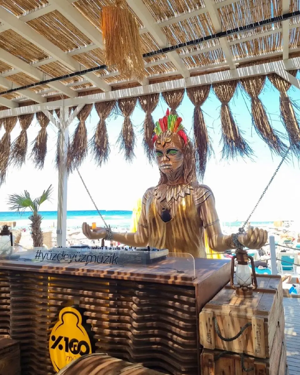 Самый атмосферный пляж Стамбула🏖️
Goga Beach — популярный beach club на севере города (побережье Чёрного моря, район Sarıyer) | Сетка — социальная сеть от hh.ru