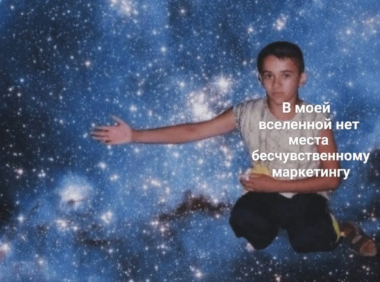 вижу споры о том, что точка в конце сообщения — это пассивная агрессия, а отсутствие смайлика будто означает: «на тебя обиделись»))
и каждый раз думаю: как интересно меняется коммуникация
чаще всего л... | Сетка — социальная сеть от hh.ru