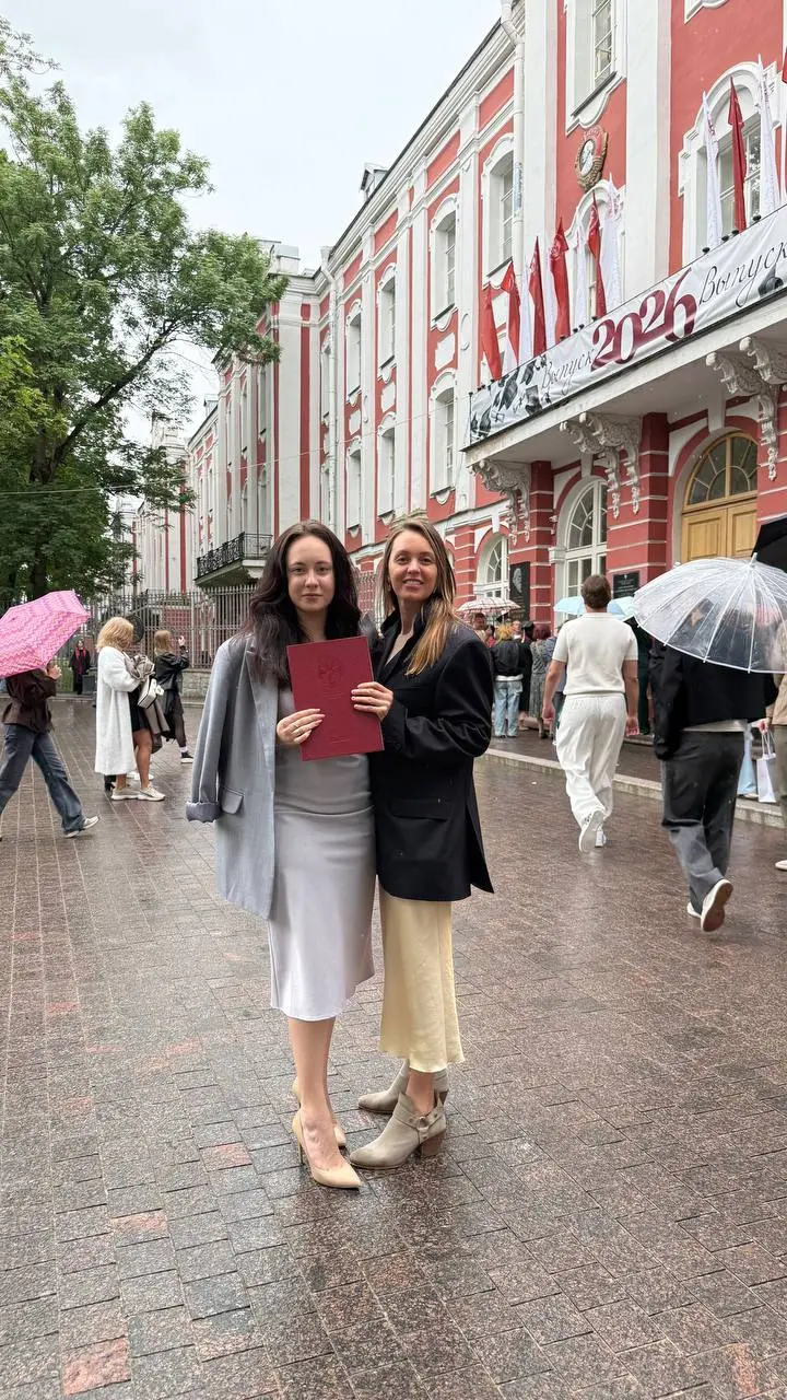 Ну что, про главное событие июля. Постепенно здесь буду рассказывать. Такая ретроспектива😊
Наша дочь защитила и получила диплом.
И это переход | Сетка — социальная сеть от hh.ru