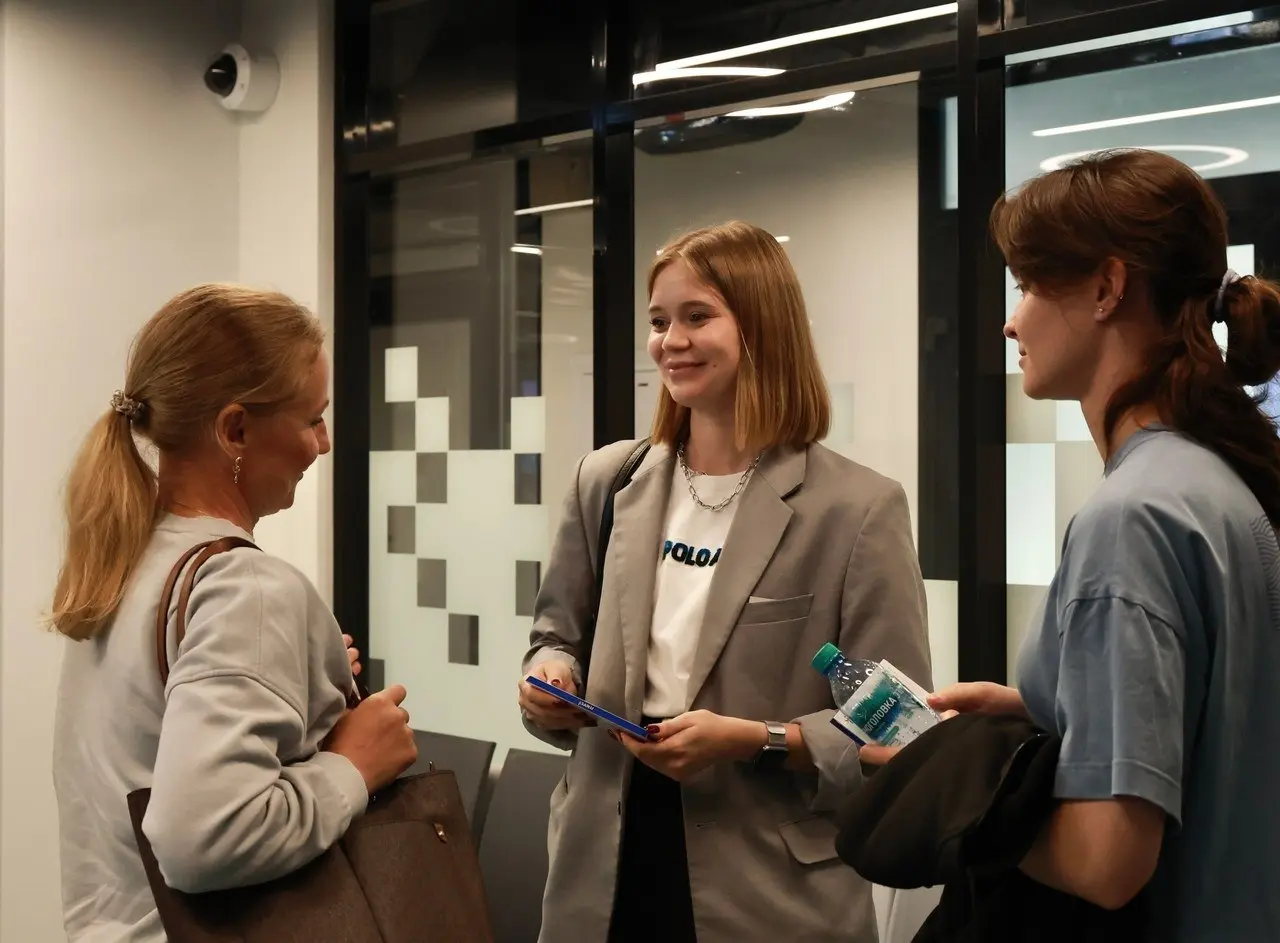 Делиться знаниями — наш скилл 📚
Когда за плечами годы практики, а в голове — сотни кейсов, хочется не просто применять опыт, а передавать его дальше. Так #directumpeople становятся преподавателями | Сетка — социальная сеть от hh.ru
