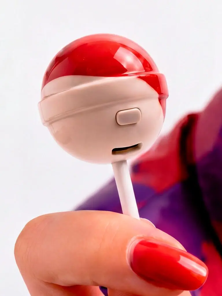 Chupa Chups сделал микрофон-леденец для блогеров
В компании заметили, что создатели контента часто цепляют петлички на что-то необычное и тем самым привлекают внимание в кадре | Сетка — социальная сеть от hh.ru