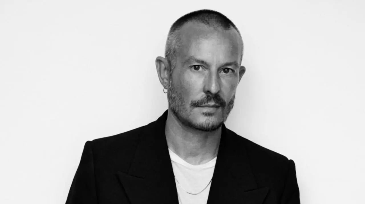 Шотландский дизайнер Джонатан Сондерс назначен креативным директором Kate Spade New York. Он приступит к работе 26 августа и будет отвечать за дизайн коллекций и визуальный стиль бренда | Сетка — социальная сеть от hh.ru