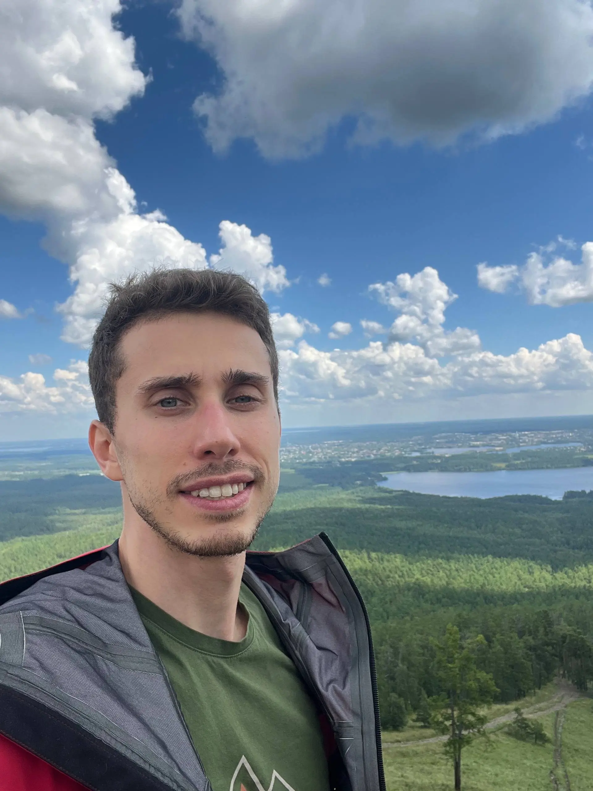 Я всегда мечтал делать путешествия
Для меня супер важно стыковать разные грани моей жизни: я дичайше люблю путешествовать, открывать для себя новые места, новый опыт и маркетинговую тусовку, разговоры... | Сетка — социальная сеть от hh.ru