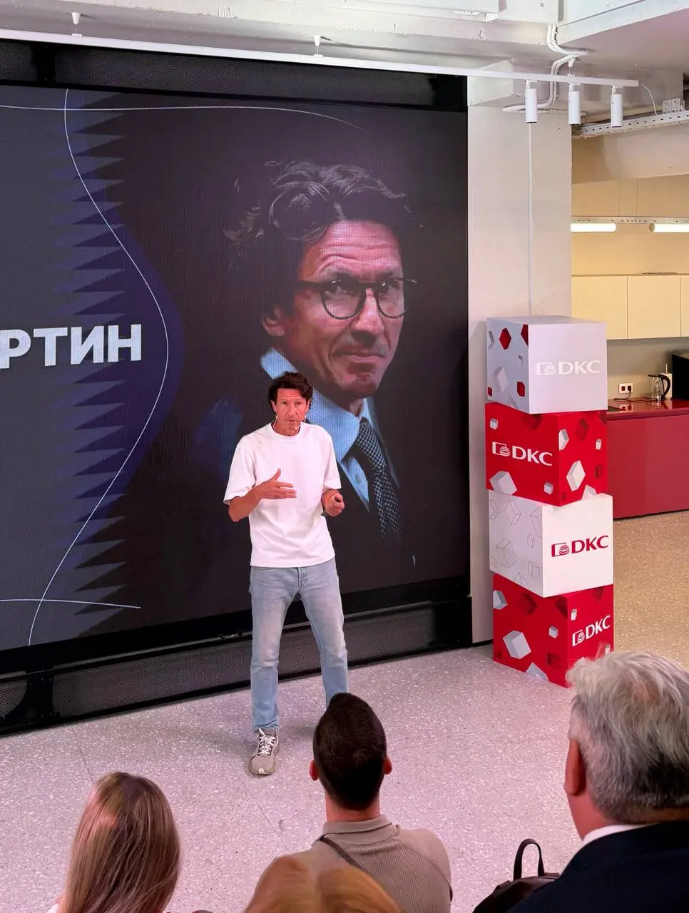 Иногда одна цифра меняет взгляд на привычные вещи.
Недавно волей случая организовал в ДКС выступление Алексея Смертина (бывший капитан сборной России по футболу) в нашем инженерном амфитеатре | Сетка — социальная сеть от hh.ru