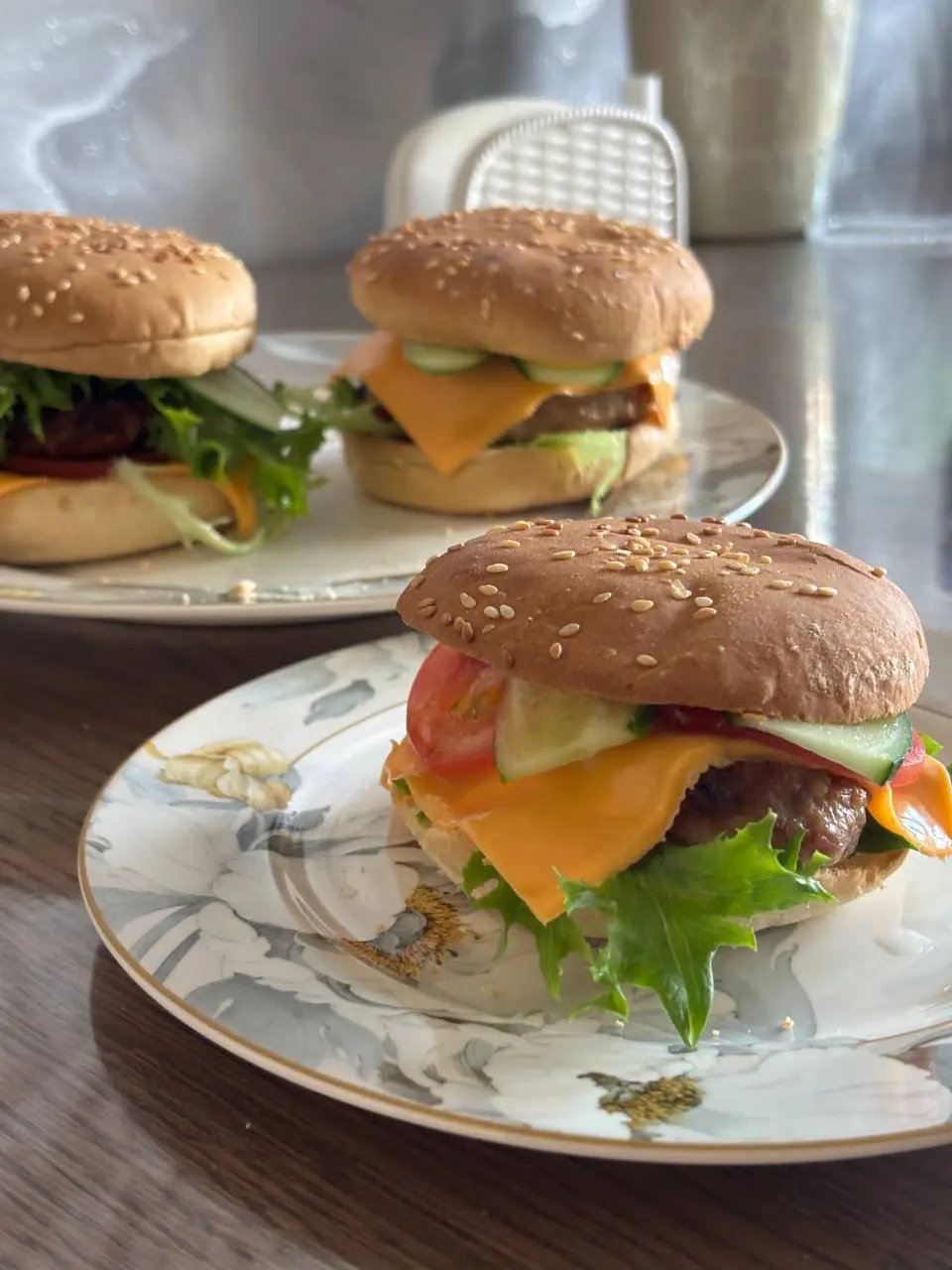 Как и обещала - рецепт бургеров на 330 ккал 🍔
В моём еще меньше, около 270, потому что я срезала половину котлеты и часть булочек
Вот что понадобиться:

котлета (у меня свинина говядина 🥩)
булочки для... | Сетка — социальная сеть от hh.ru