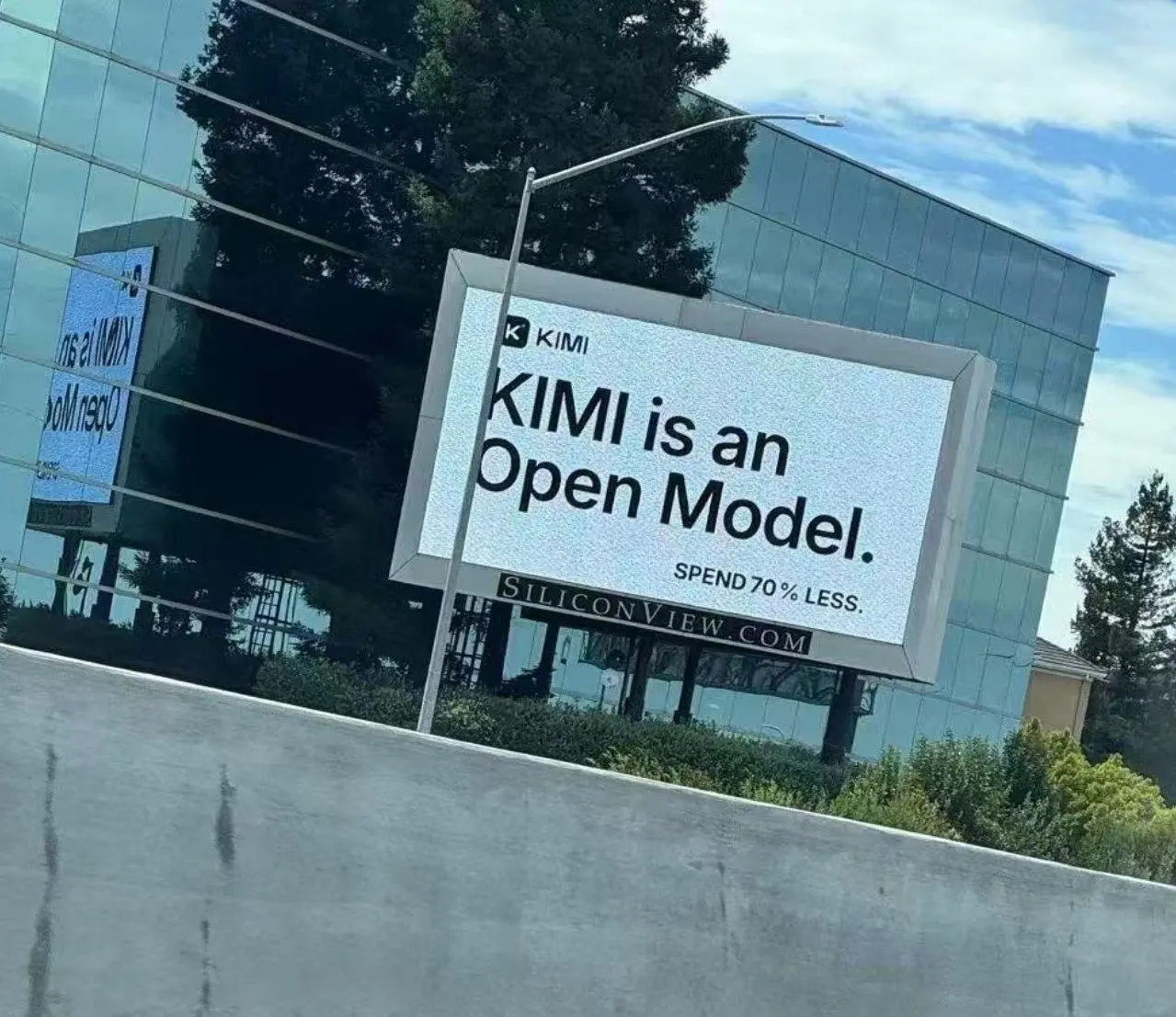 А кто тут такой жирненький тролль?
Да, это Kimi выкупает билборды напротив офисов клиентов Anthropic. В целом ничего необычного, просто капитализм! | Сетка — социальная сеть от hh.ru