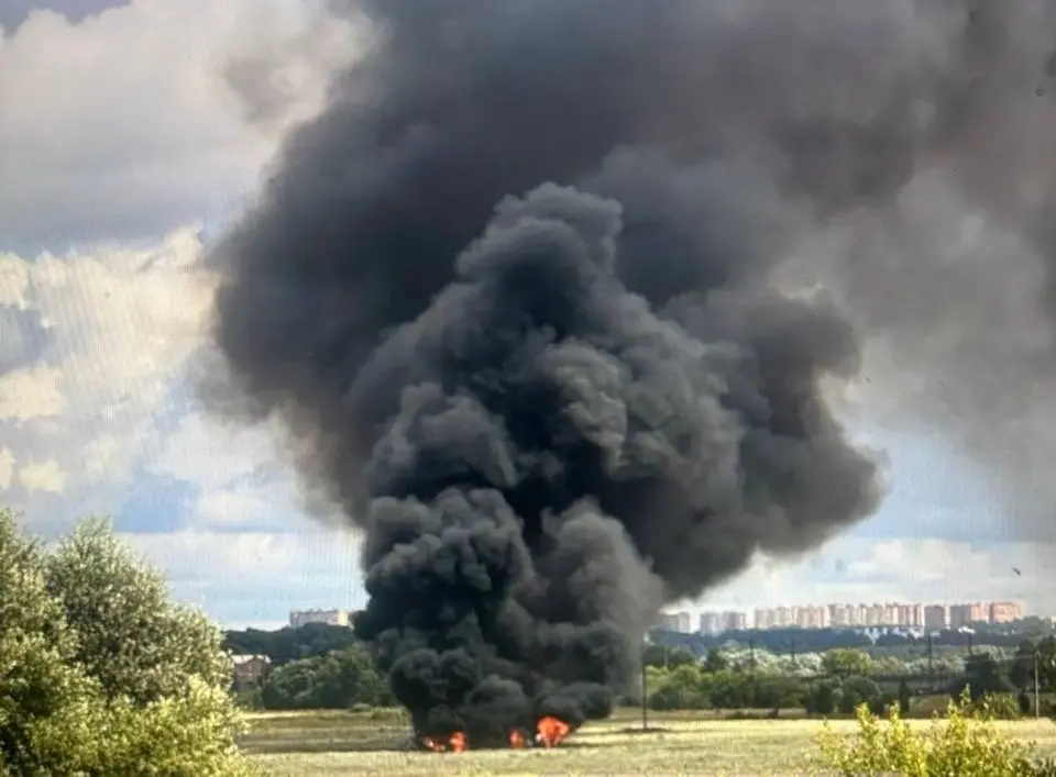 Под Звенигородом в Московской области упал военный самолёт
По словам очевидцев, небольшой самолёт упал в поле между звенигородским микрорайоном Шихово и деревней Лукино около часа назад | Сетка — социальная сеть от hh.ru