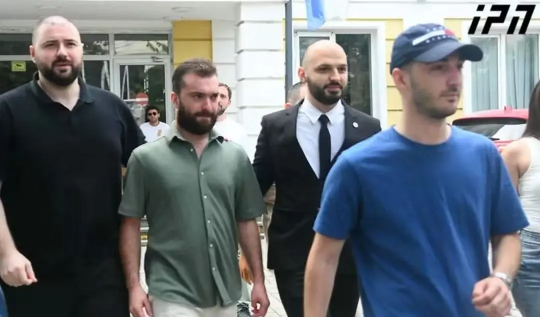 Нападение на туристку в Грузии - роль отеля
Вчера любимая жена показала видео с избиением туристки в Грузии | Сетка — социальная сеть от hh.ru