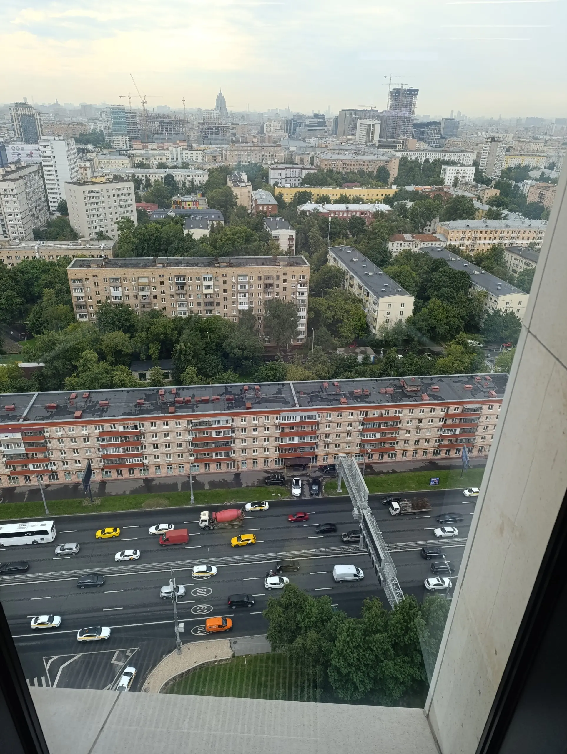 За одну командировку в Москву мне удалось поработать сразу из двух офисов Т1. На следующий день после Москва-Сити я отправилась в офис в БЦ Арена.
Он совсем другой | Сетка — социальная сеть от hh.ru