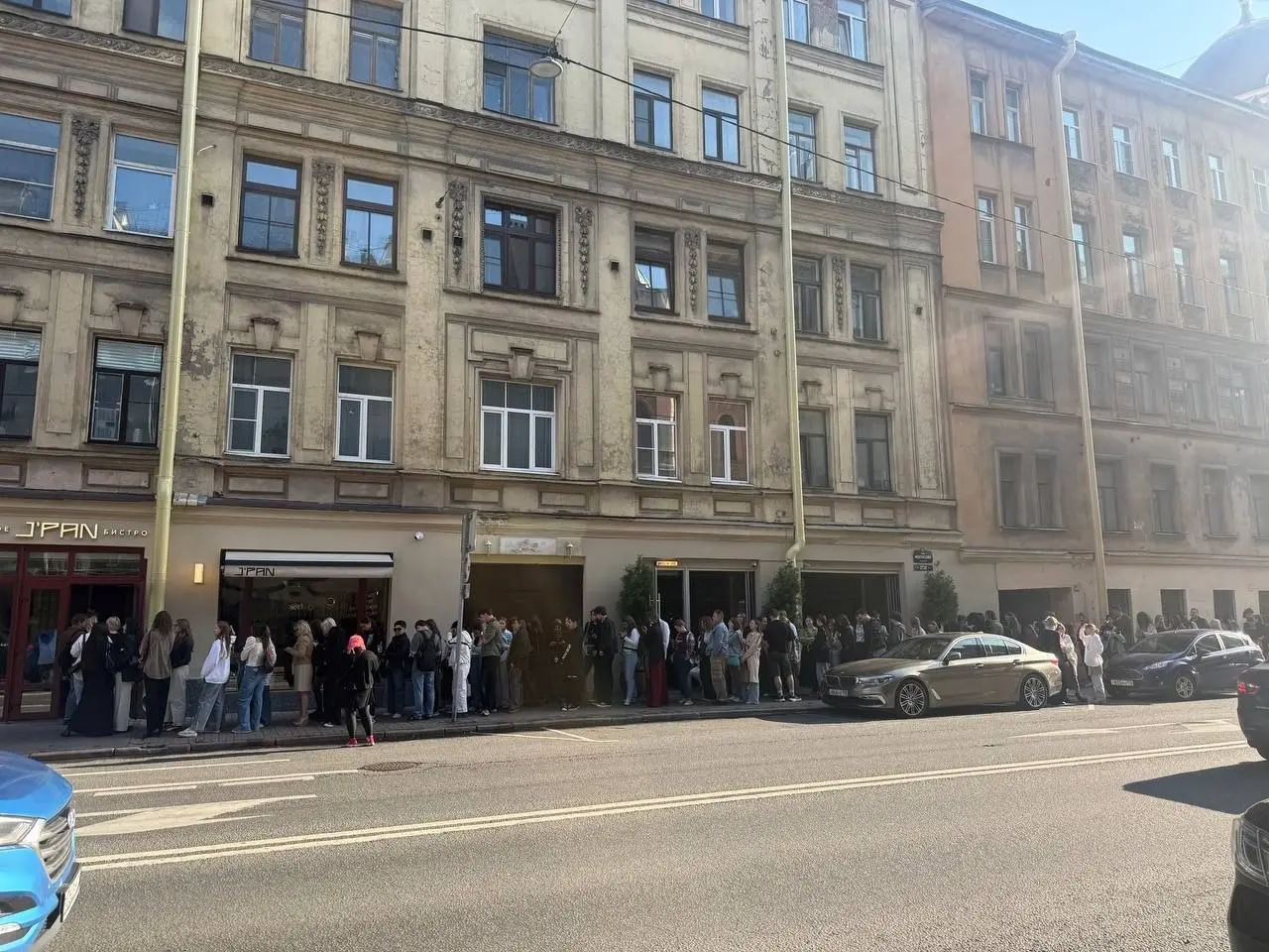 Вот это очередь на открытии J’Pan в Петербурге!!! Кажется, такого в СПб еще не было.
Поздравляю братьев Левченко. | Сетка — социальная сеть от hh.ru