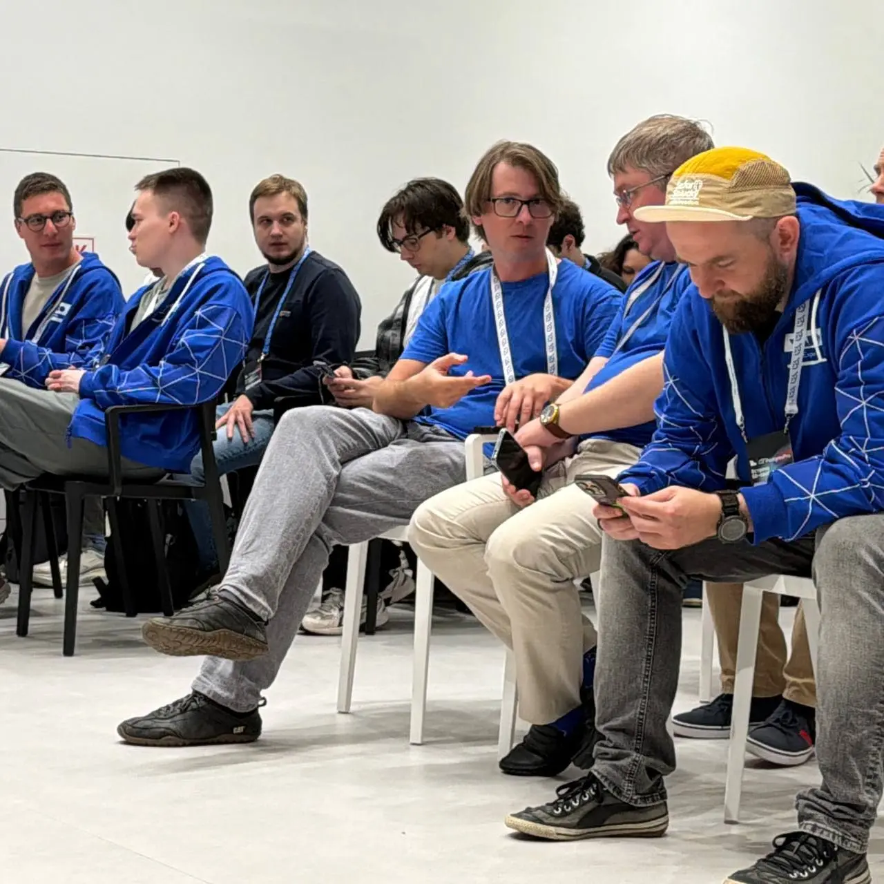 🤓 Доклады прошли, а встреча go-сообщества продолжается: делимся впечатлениями, играем в интерактив на объяснение IT-терминологии, скоро пойдем на экскурсию по офису YADRO | Сетка — социальная сеть от hh.ru