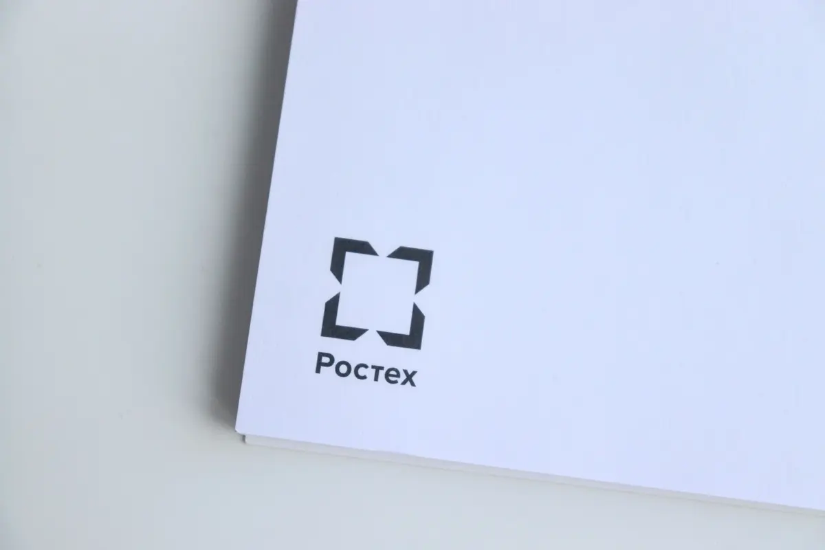 Корпоративный блокнот формата А5 с клеевым блоком для ГК «Ростех».
Лаконичная обложка, удобная отрывная конструкция — получилось стильно, функционально и минималистично | Сетка — социальная сеть от hh.ru