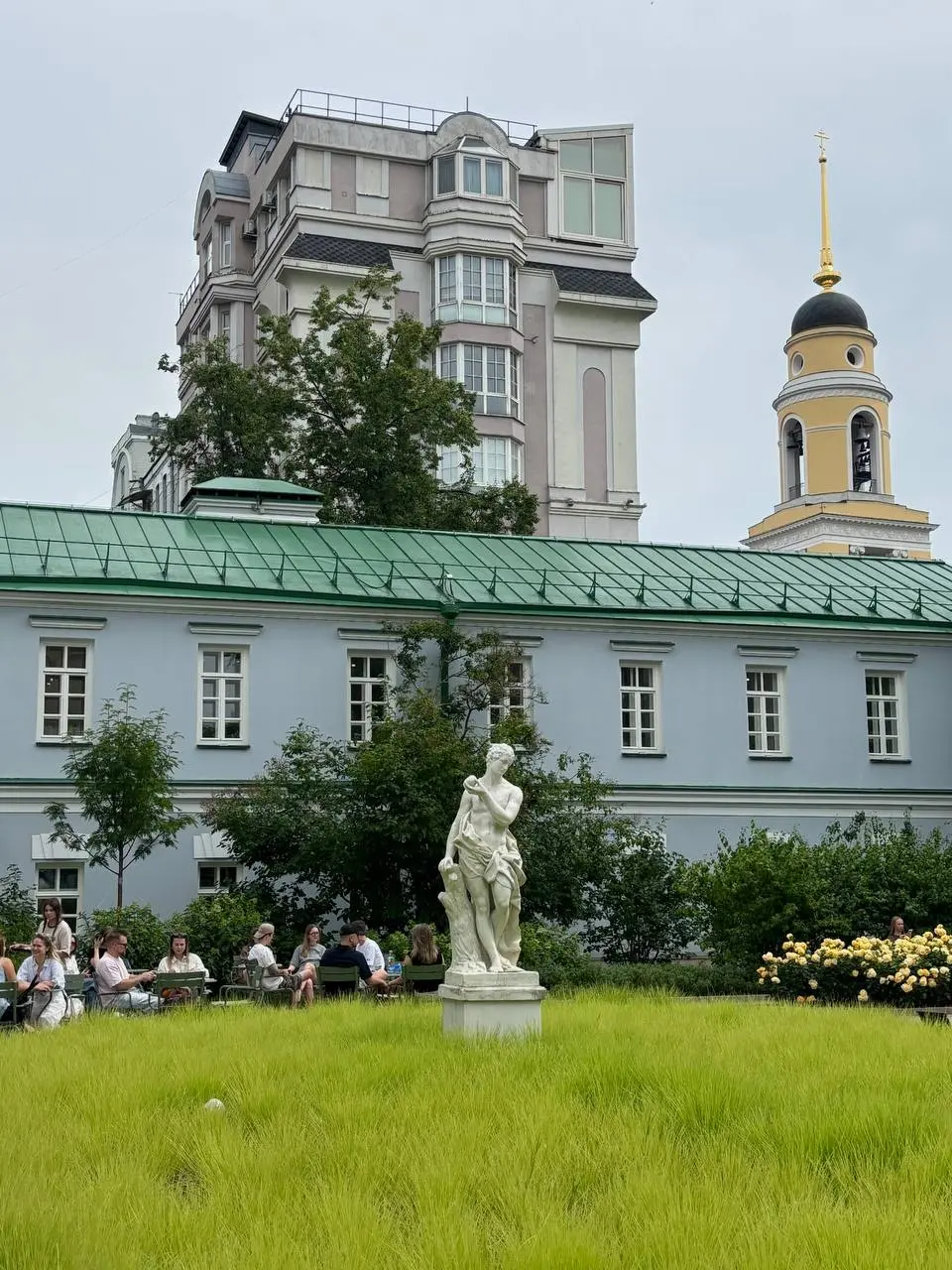 В июле была на экскурсии в усадьбе Долгоруковых-Бобринских, что на Малой Никитской в Москве. В ней еще то кафе с зелеными стульями, как в саду Тьюильри в Париже | Сетка — социальная сеть от hh.ru