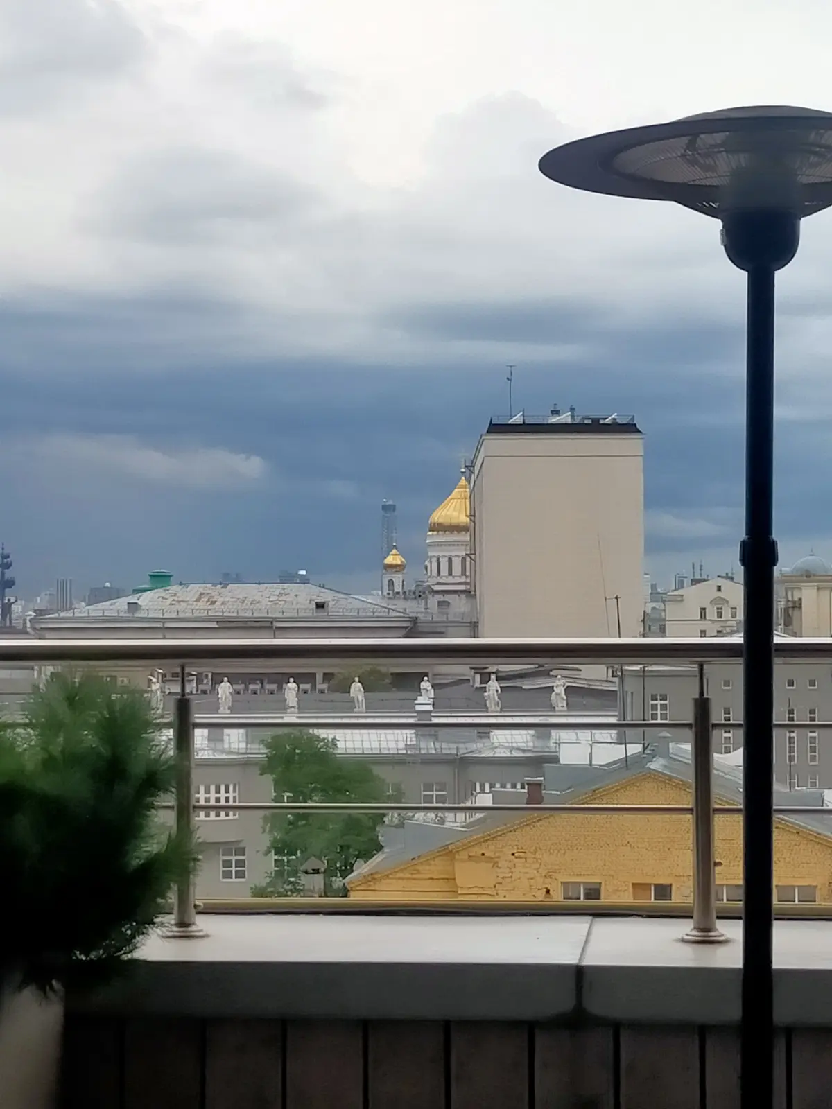 Строительные краны над городом, как цапли, высматривающие себе добычу в глубине городского пруда- муравейника.
И стоят эти краны-цапли в самых “жирных” местах, где есть чем полакомиться | Сетка — социальная сеть от hh.ru