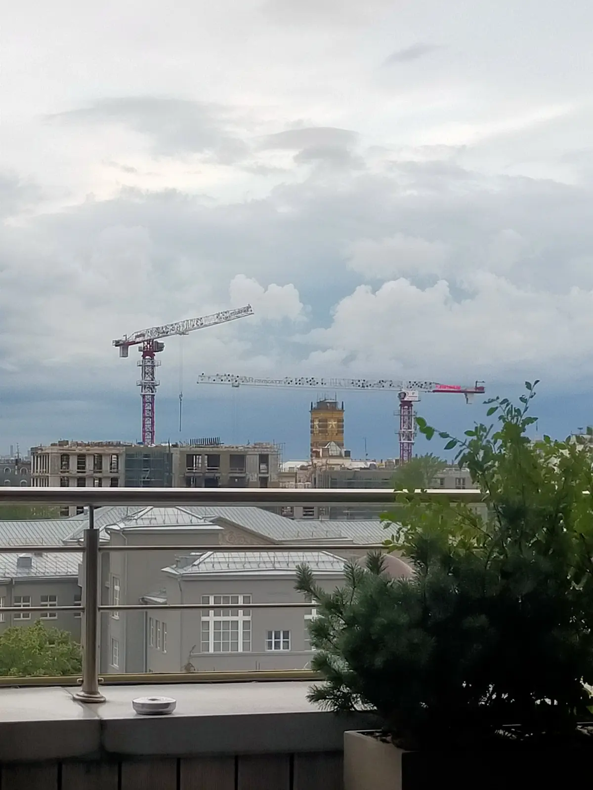 Строительные краны над городом, как цапли, высматривающие себе добычу в глубине городского пруда- муравейника.
И стоят эти краны-цапли в самых “жирных” местах, где есть чем полакомиться | Сетка — социальная сеть от hh.ru
