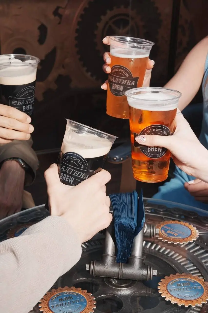 «Балтика Brew» открыла в Севкабеле поп-ап бар
Поп-ап бар «Балтика Brew» с большими панорамными окнами напоминает прозрачную шкатулку. Фасад с массивными шестернями, стена с ключами внутри | Сетка — социальная сеть от hh.ru