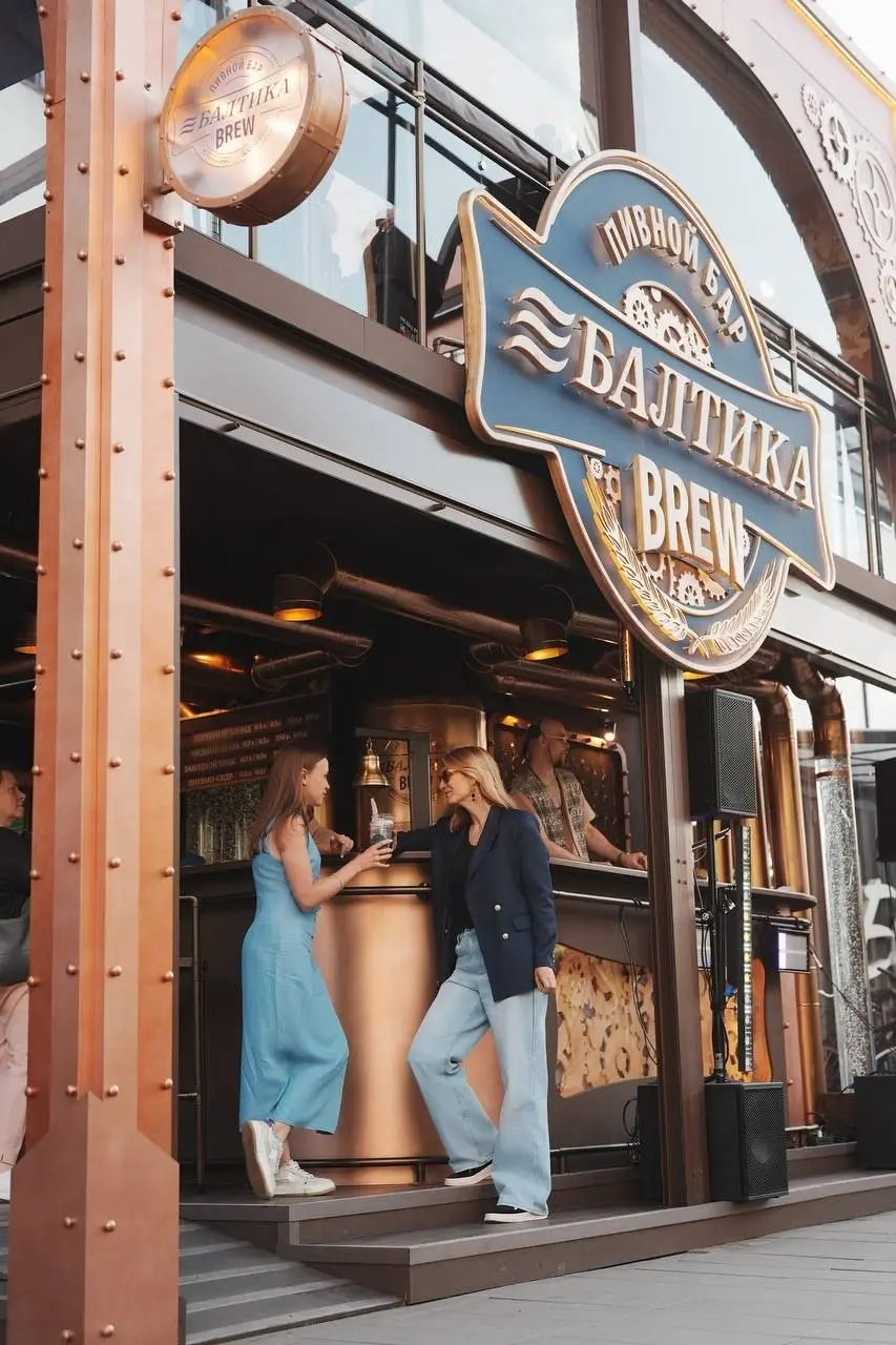 «Балтика Brew» открыла в Севкабеле поп-ап бар
Поп-ап бар «Балтика Brew» с большими панорамными окнами напоминает прозрачную шкатулку. Фасад с массивными шестернями, стена с ключами внутри | Сетка — социальная сеть от hh.ru