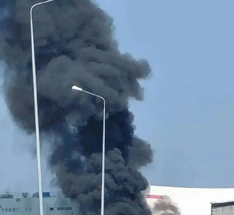 В Екатеринбурге при падении обломков БПЛА загорелась автостоянка, заявил губернатор.
По словам Дениса Паслера, одна из попыток атаки беспилотников на регион была отражена | Сетка — социальная сеть от hh.ru
