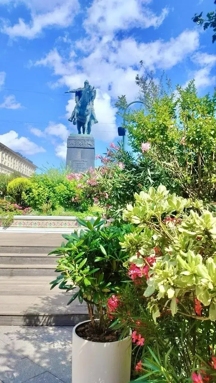 📸А у нас для вас новая серия солнечных фотографий от техника по обходу сетей района канализационной №2 Елены Васиной!
На этих кадрах - Тверская, Новый Арбат, Пушкинская площадь | Сетка — социальная сеть от hh.ru