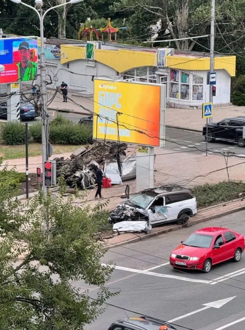 фото с места серьёзного ДТП с перевёртышем на пересечении ул. Артёма и пр. Мира | Сетка — социальная сеть от hh.ru