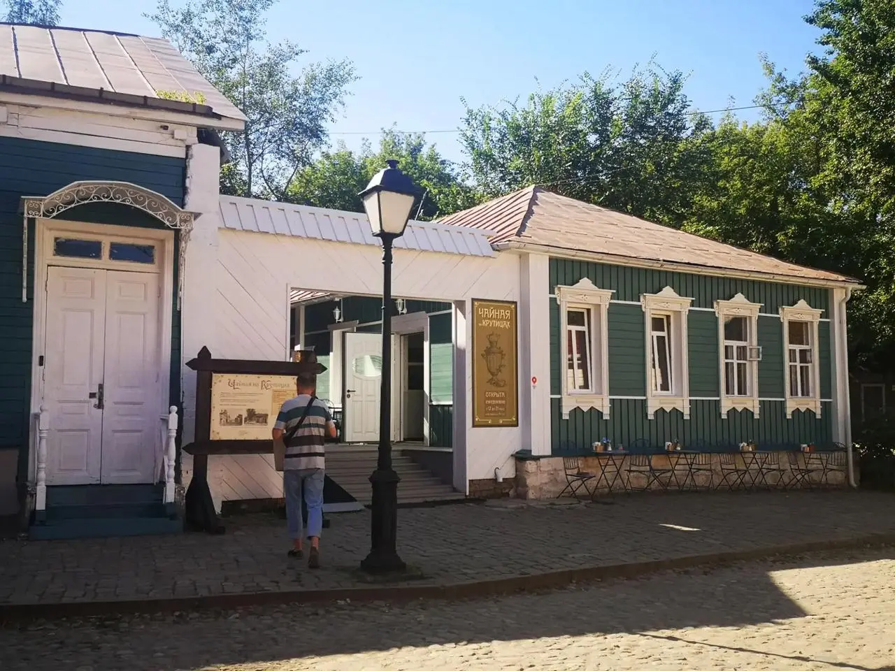 Утром второго дня нашего пребывания в Москве меня перевели в режим «бревно» — увезли в студию, загримировали, посадили перед камерой, задали вопросы о чае, получили ответы, сняли грим и вернули в гост... | Сетка — социальная сеть от hh.ru