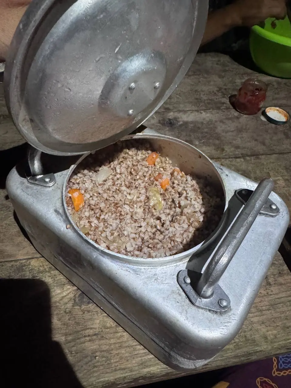 Целую ночью на углях стояло мясо… ооооой какое же оно нежное стало ;)
Пора кормить наш фест ;)
Сегодня 30 человек, экстатик дэнс, йога, психологи и т п
Раскачиваем поле 😝 | Сетка — социальная сеть от hh.ru