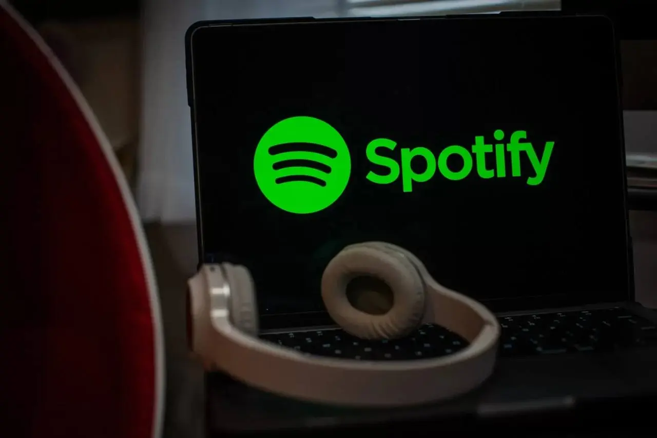 Spotify удалил более 75 миллионов ИИ-треков за год.
Компания столкнулась с беспрецедентным количеством ИИ-слопа и теперь начала активно с ним бороться | Сетка — социальная сеть от hh.ru