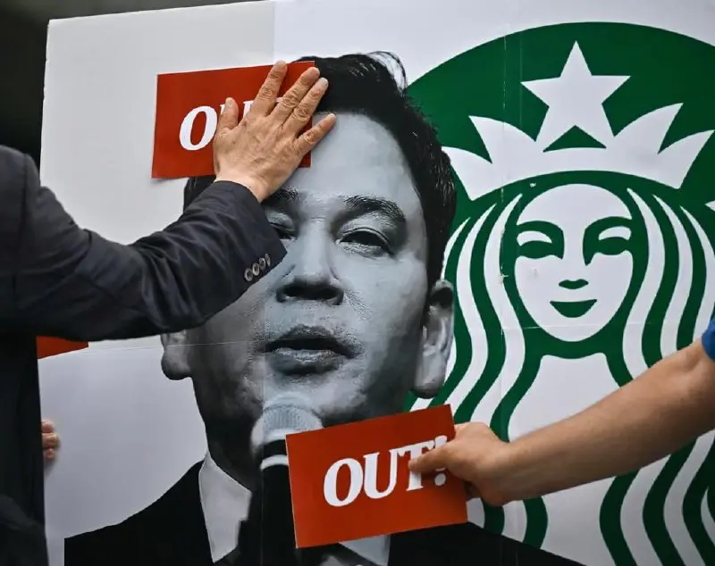 Осторожно, контекст!
Starbucks превратил две национальные трагедии Южной Кореи в рекламный каламбур о термокружках.
18 мая Starbucks Korea объявил Tank Day — день скидок на кружки серии Tank | Сетка — социальная сеть от hh.ru