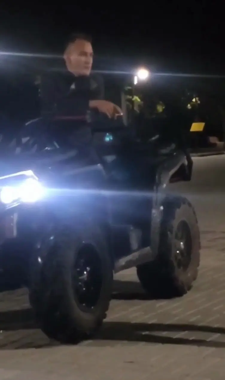 Ездил на квадроцикле в парке "Энергетиков" этой ночью
P. S. Во всех парках же вроде камеры есть, штук по 200,или это тоже муляж?) | Сетка — социальная сеть от hh.ru