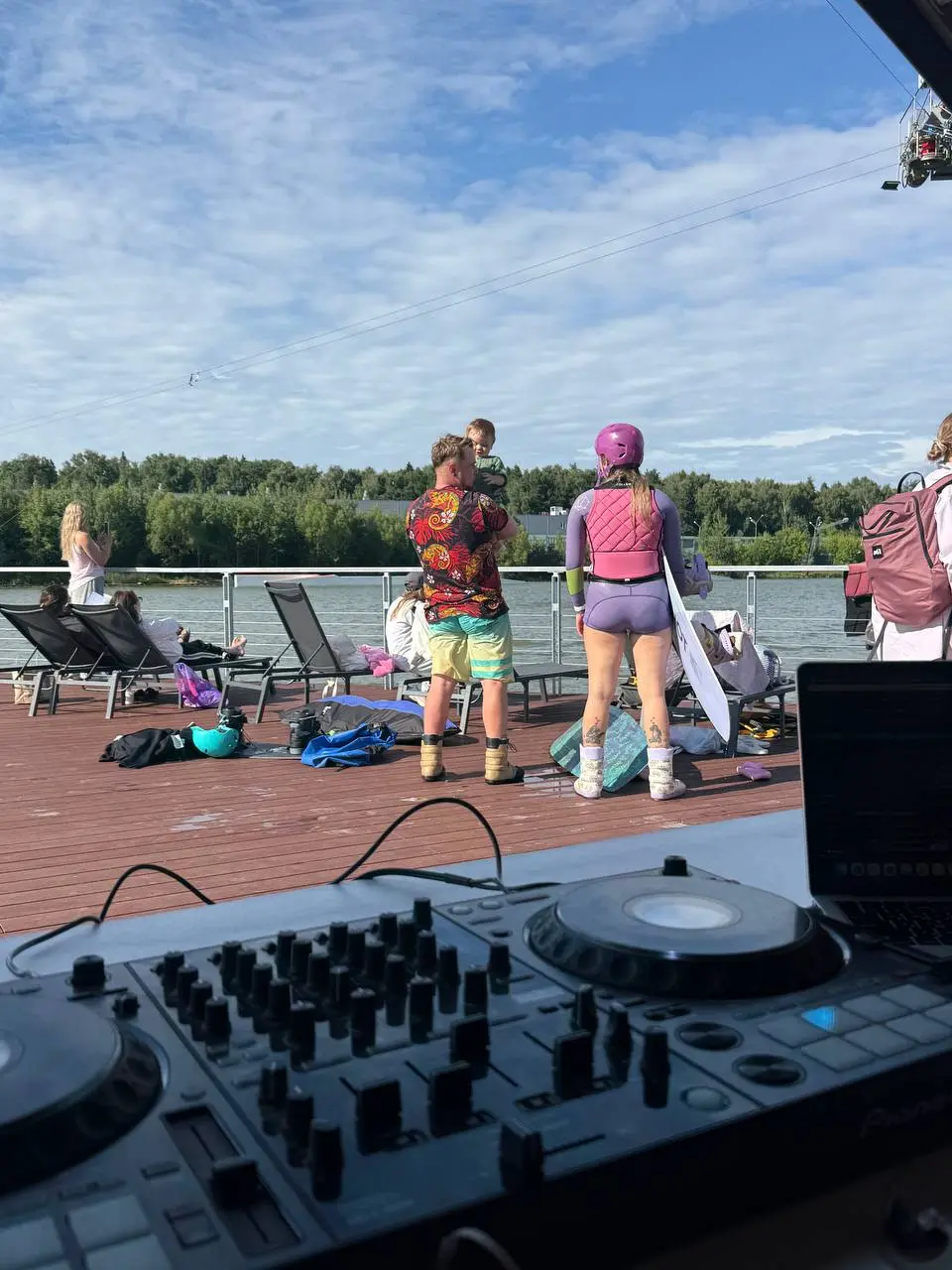 Вчера сыграла свой первый DJ-сет! Костыли не были преградой 😂 Спасибо Вике за поддержку и помощь в подготовке 🍓
Новый нейронные связи активированы 💅🏻 | Сетка — социальная сеть от hh.ru