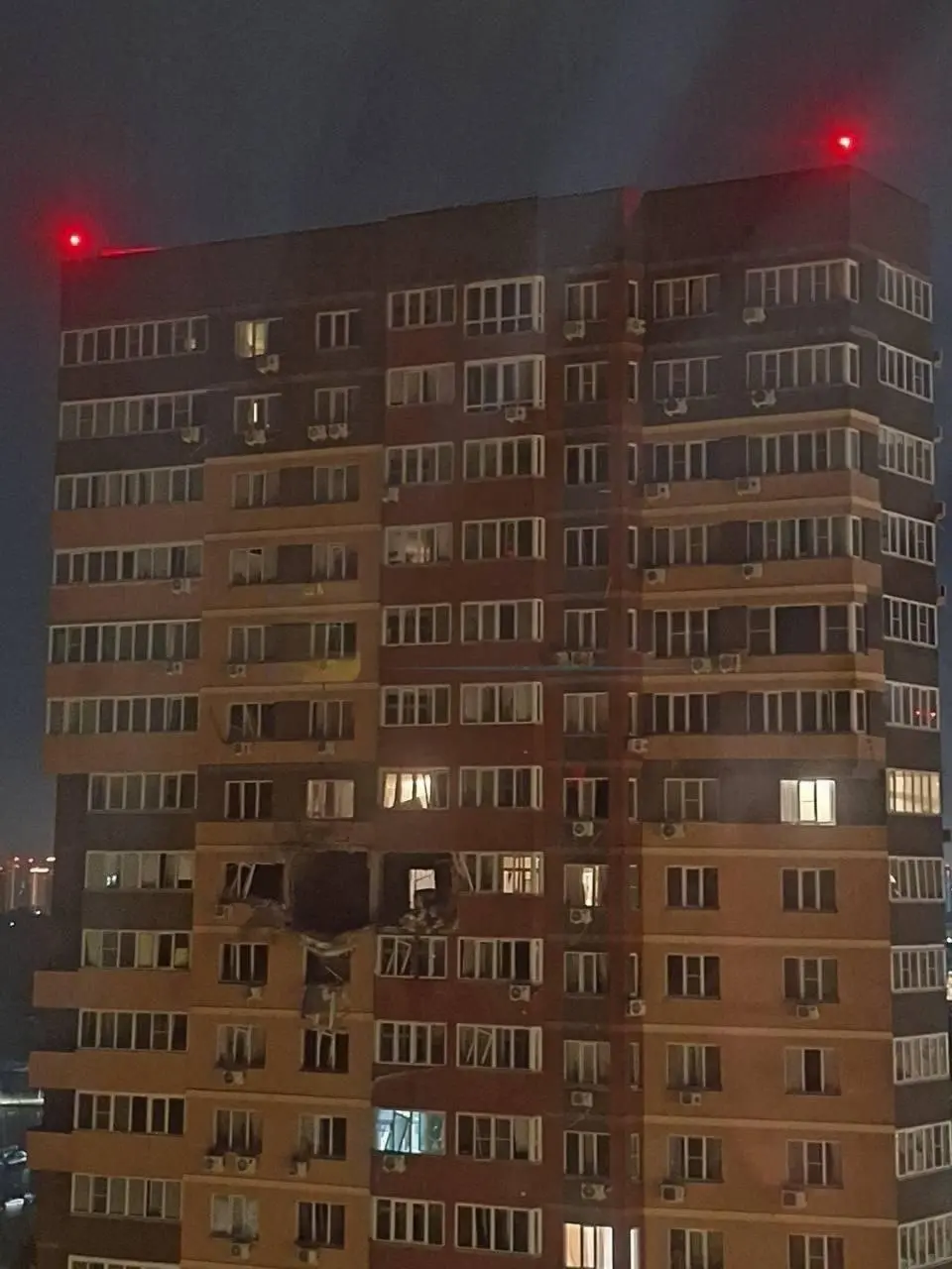 БПЛА атаковал многоквартирный дом в Ростове
По словам губернатора Ростовской области, разрушения после атак по Ростову зафиксированы сразу в трёх районах города | Сетка — социальная сеть от hh.ru