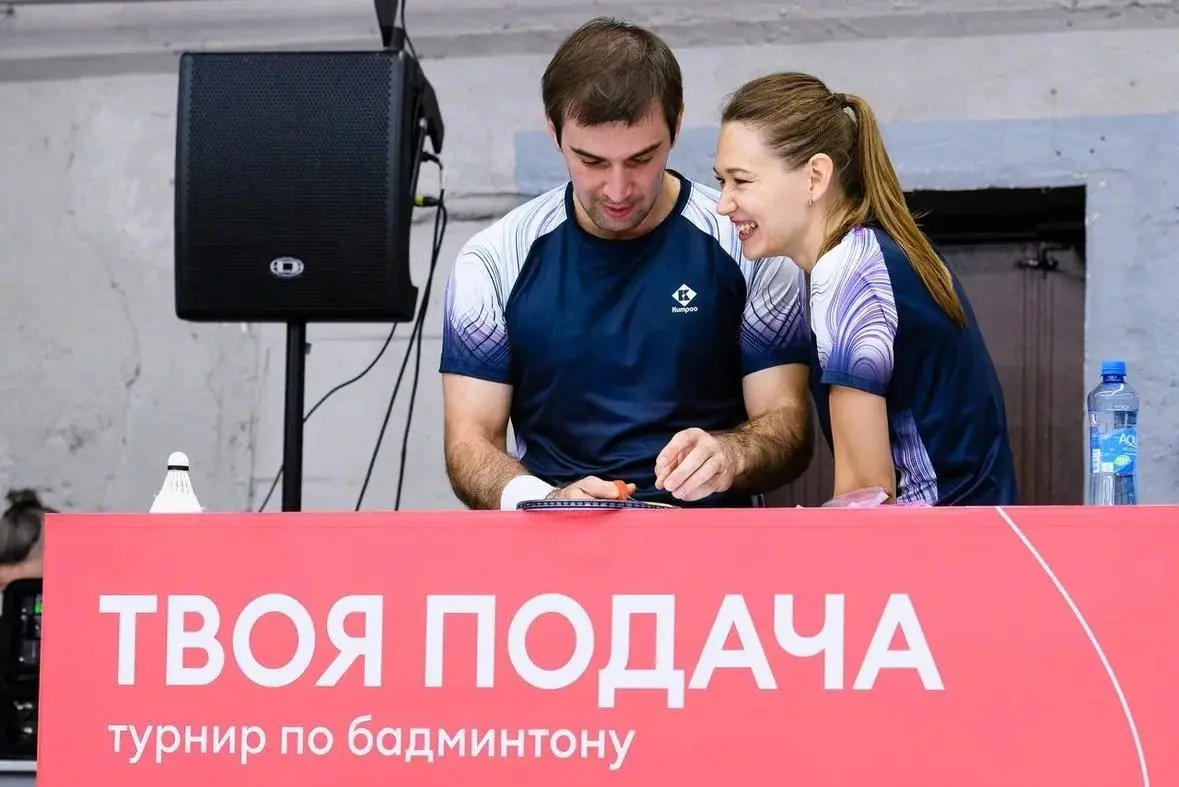 Бадминтон – новый падел: как дворовая игра из детства стала главным светским хайпом лета 🏸
Замечали, как этим летом соцсети заполнили ракетки и воланчики? Девушки в эстетичной форме снимают рилсы и на... | Сетка — социальная сеть от hh.ru