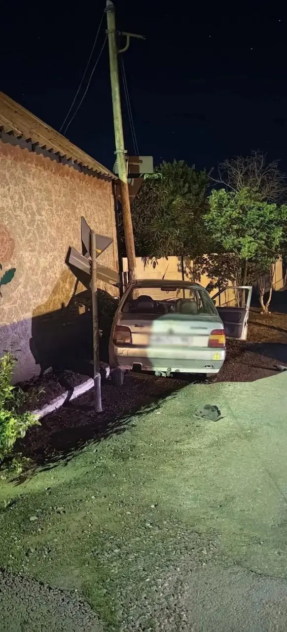 🚔 В Торезе пьяный водитель пытался скрыться от ДПС и врезался в столб
Испугавшегося полиции водителя ЗАЗ-1103 остановили опоры дорожного знака и столб ЛЭП | Сетка — социальная сеть от hh.ru